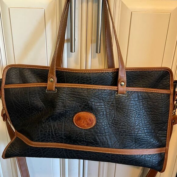 Vintage International All Weatherwear Tan Leather Zippered Handbag. - Picture 3 of 11